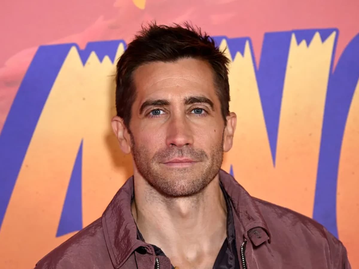 Jake Gyllenhaal has balanced proportions, characteristic of an oval face shape | Image: Gareth Cattermole/Getty Images