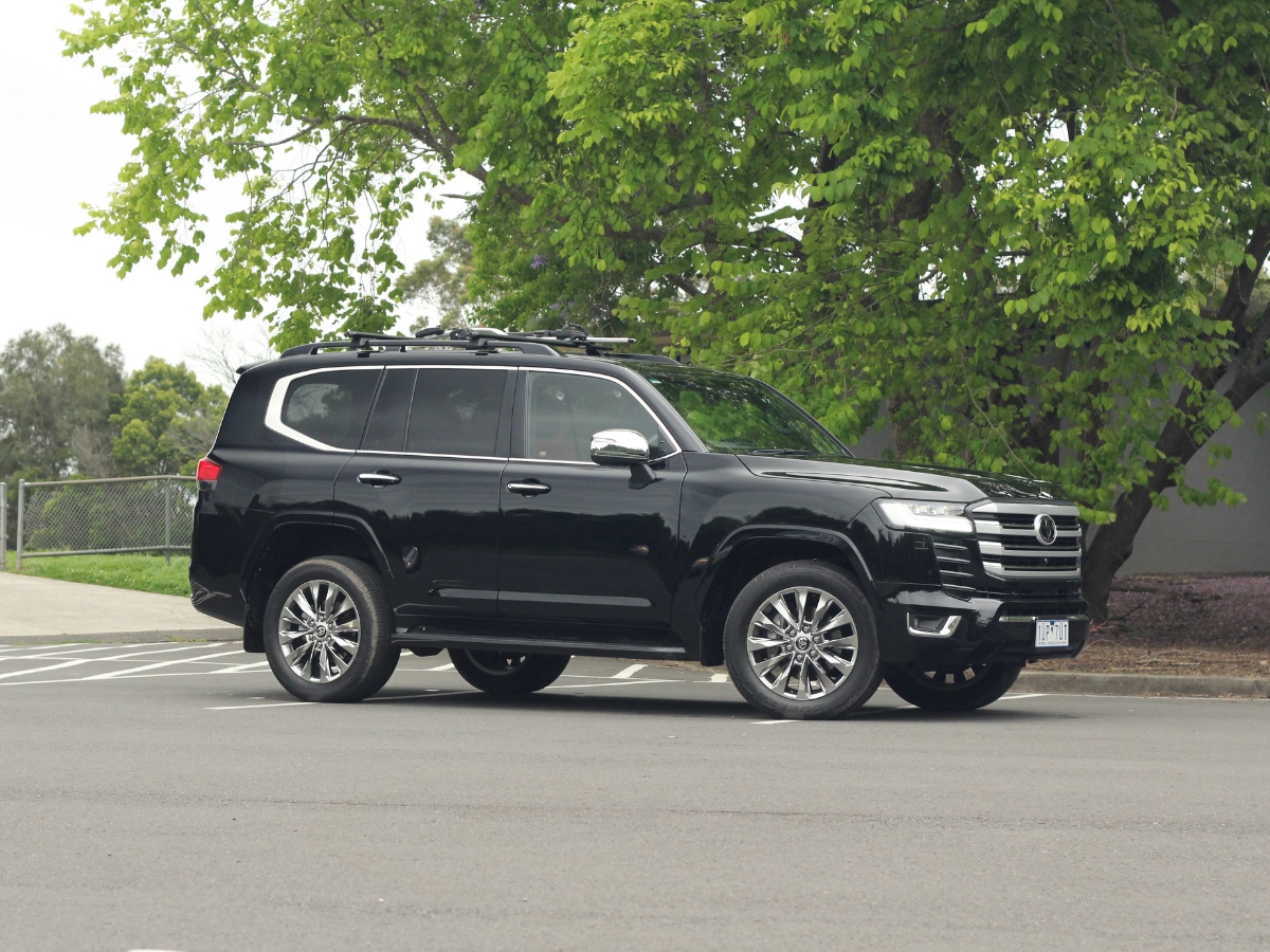 Landcruiser 300 sahara zx side profile