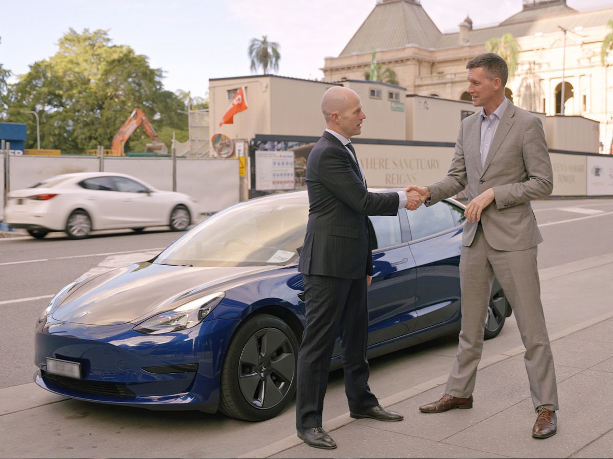 Uber ANZ general manager Dom Taylor (L) with Queensland Minister for Transport and Main Roads, Mark Bailey (R) | Image: Uber ANZ