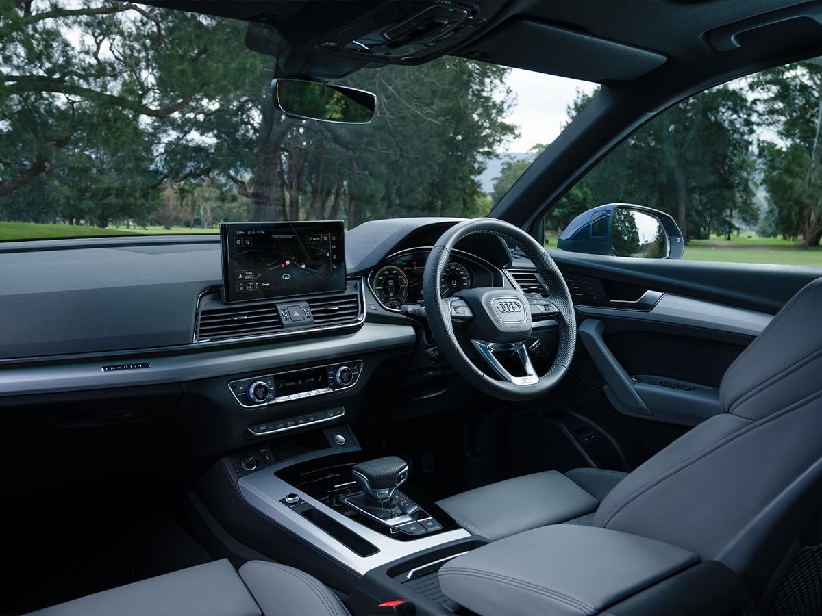 Audi q5 55 tfsi e interior dashboard