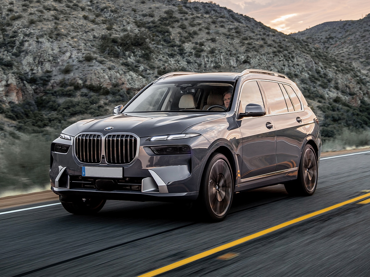 Bmw x7 xdrive40d feature on the road