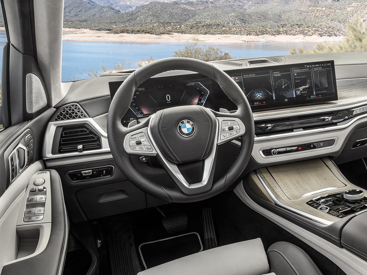 Bmw x7 xdrive40d front dashboard and infotainment