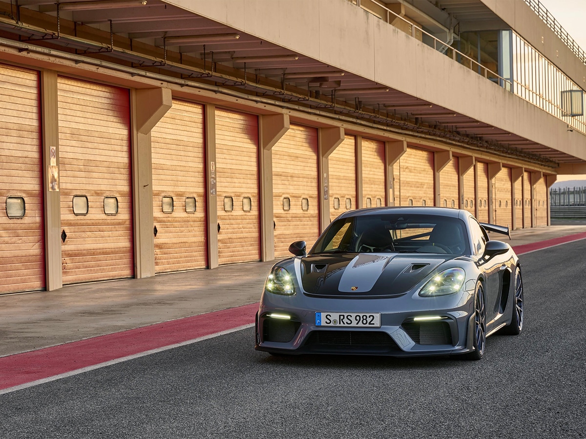 Cayman gt4 rs in the pits