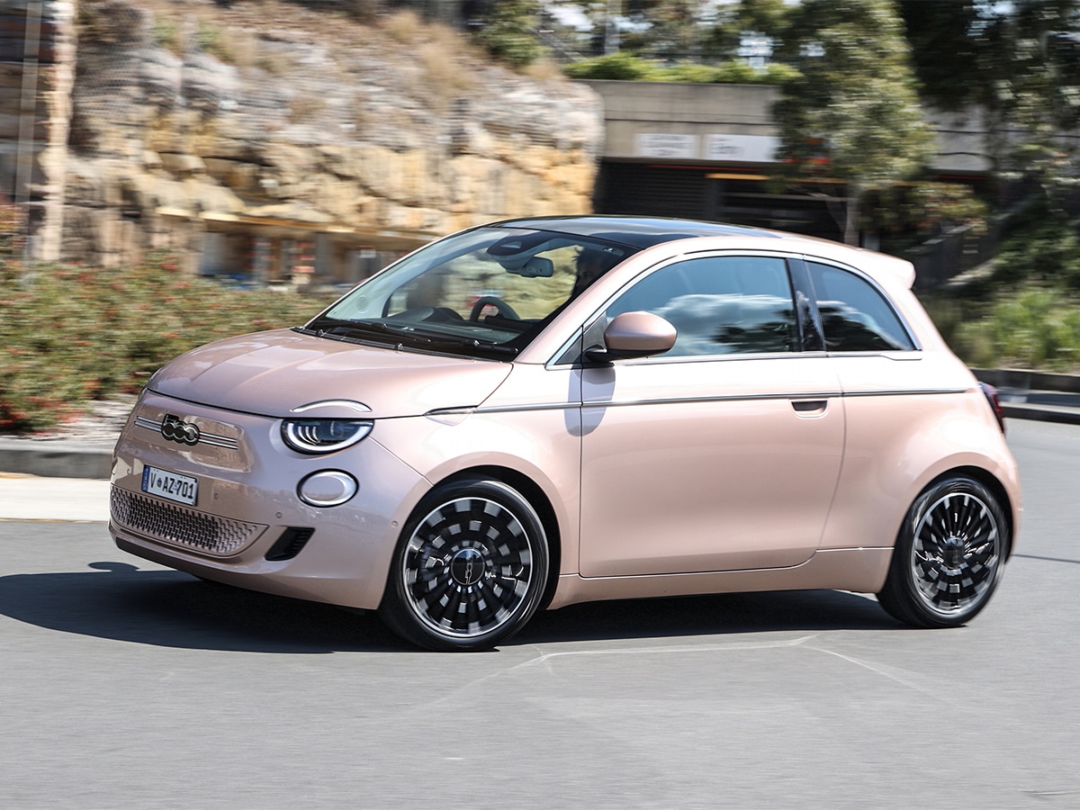 2023 fiat 500e driving