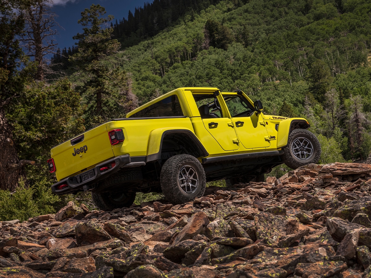 2024 jeep gladiator flexing on rock