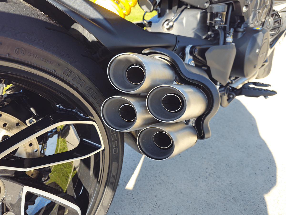 Ducati diavel v4 exhaust stock