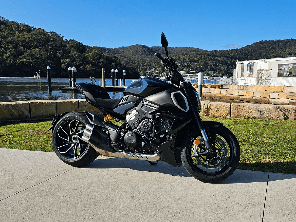 Ducati diavel v4 in black feature