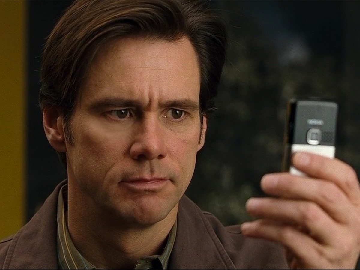 Jim Carrey as Carl Allen holding a Nokia 6300 mobile phone in the movie ‘Yes Man’