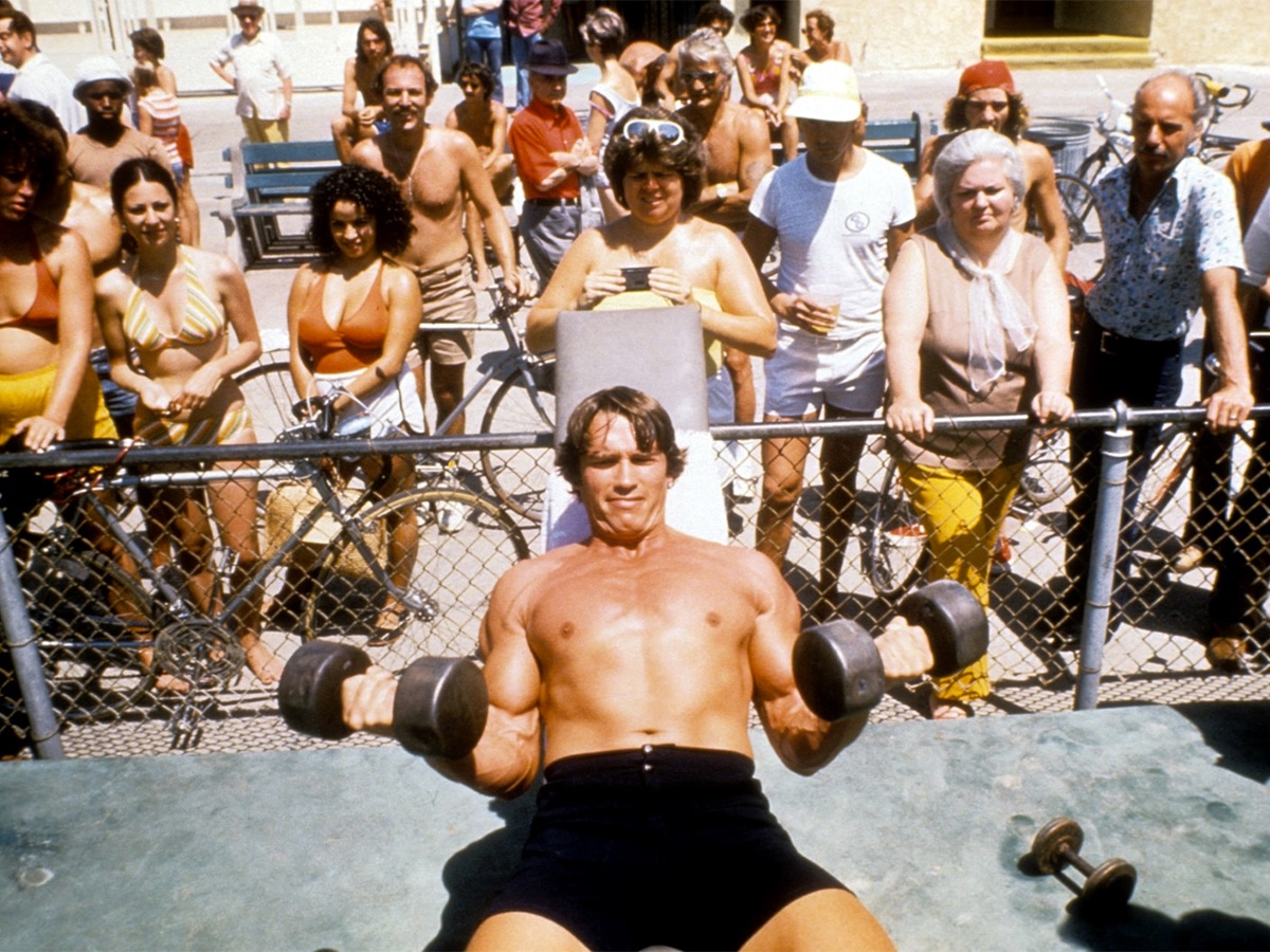 Austrian Bodybuilder Arnold Schwarzenegger lifts weights at Muscle Beach in Venice in August 1977 in Los Angeles, California