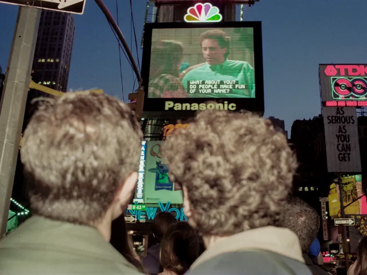 Crowds gathering in Times Square to watch the finale of 'Seinfeld' (1998) | Image: Barbara Alper/Getty Images