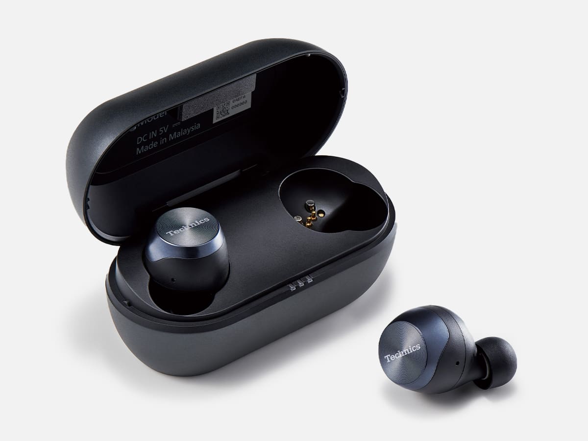 Product image of Technics EAH-AZ70W Earbuds and case