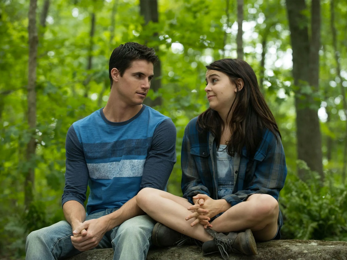 Mae Whitman and Robbie Amell in ‘The DUFF’