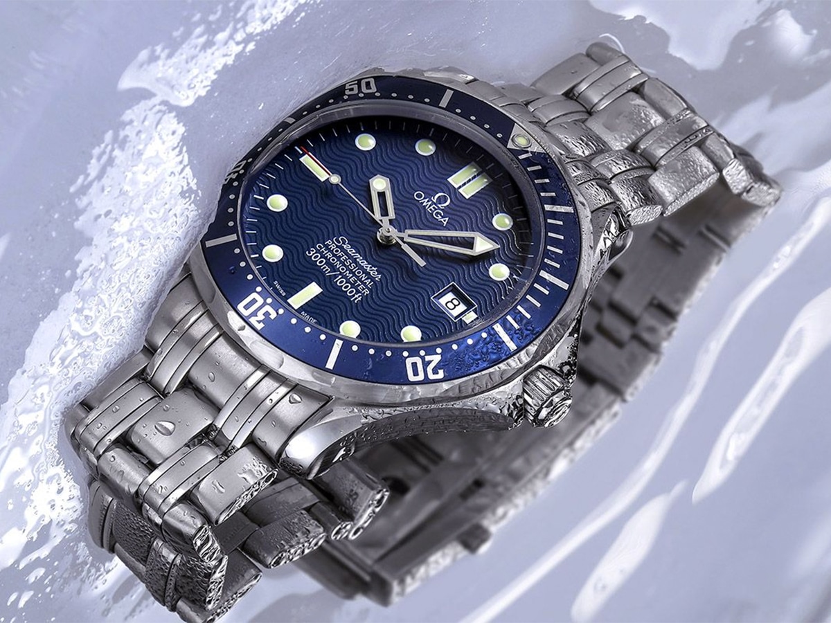 Product image of Omega Seamaster Professional 300M Ref. 2531.80 with greyish blue graphic background