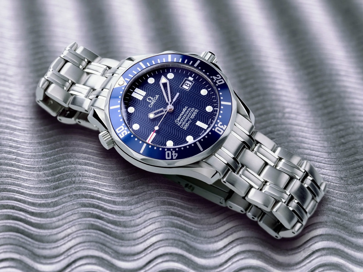 Product image of Omega Seamaster Professional 300M Ref. 2531.80 with wavy silver pattern background