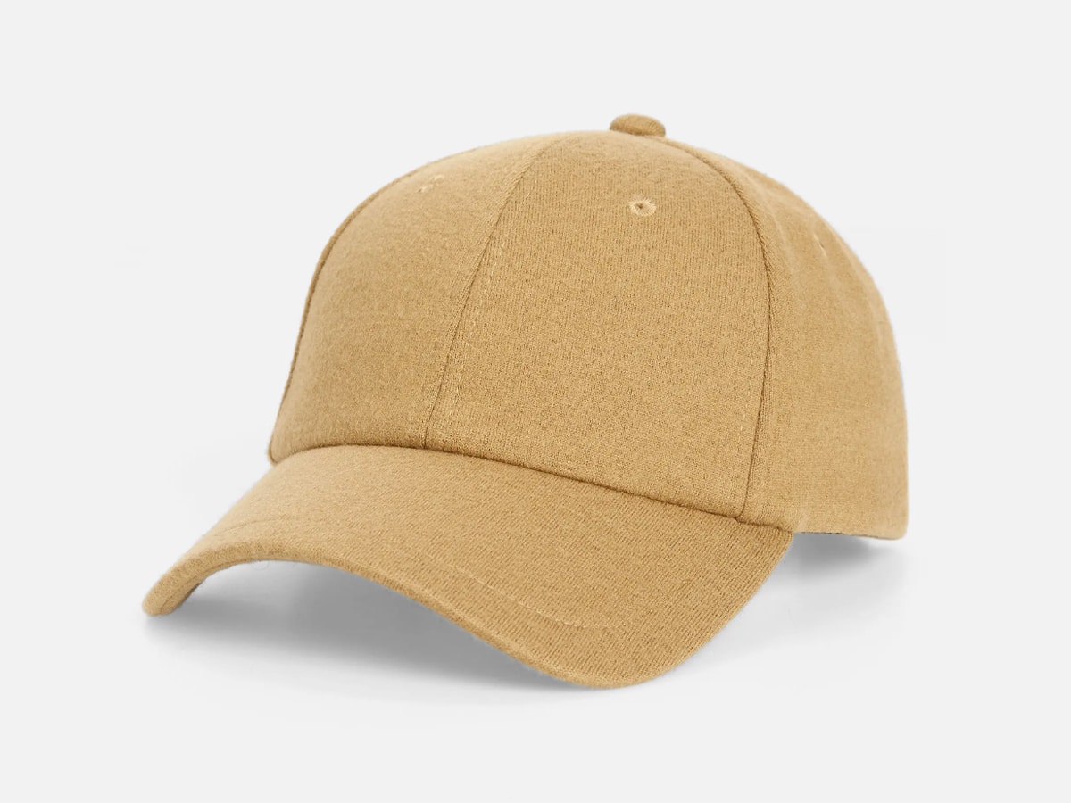Yellow/beige baseball cap