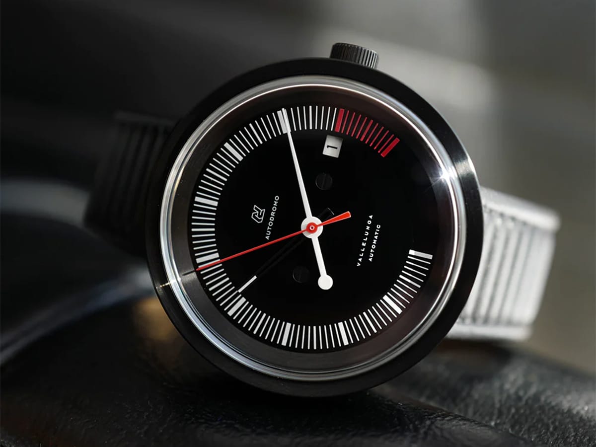 Autodromo black watch with white strap