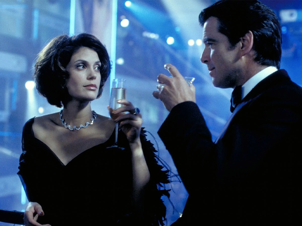 Teri Hatcher drinking with James Bond actor