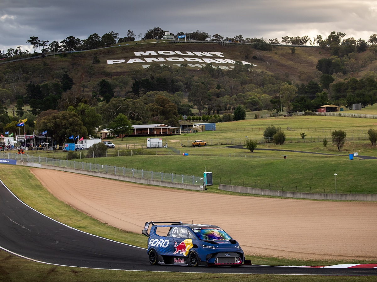 Ford SuperVan 4.2 becomes fastest closed-wheel vehicle to lap Mount Panorama | Image: Ford Australia