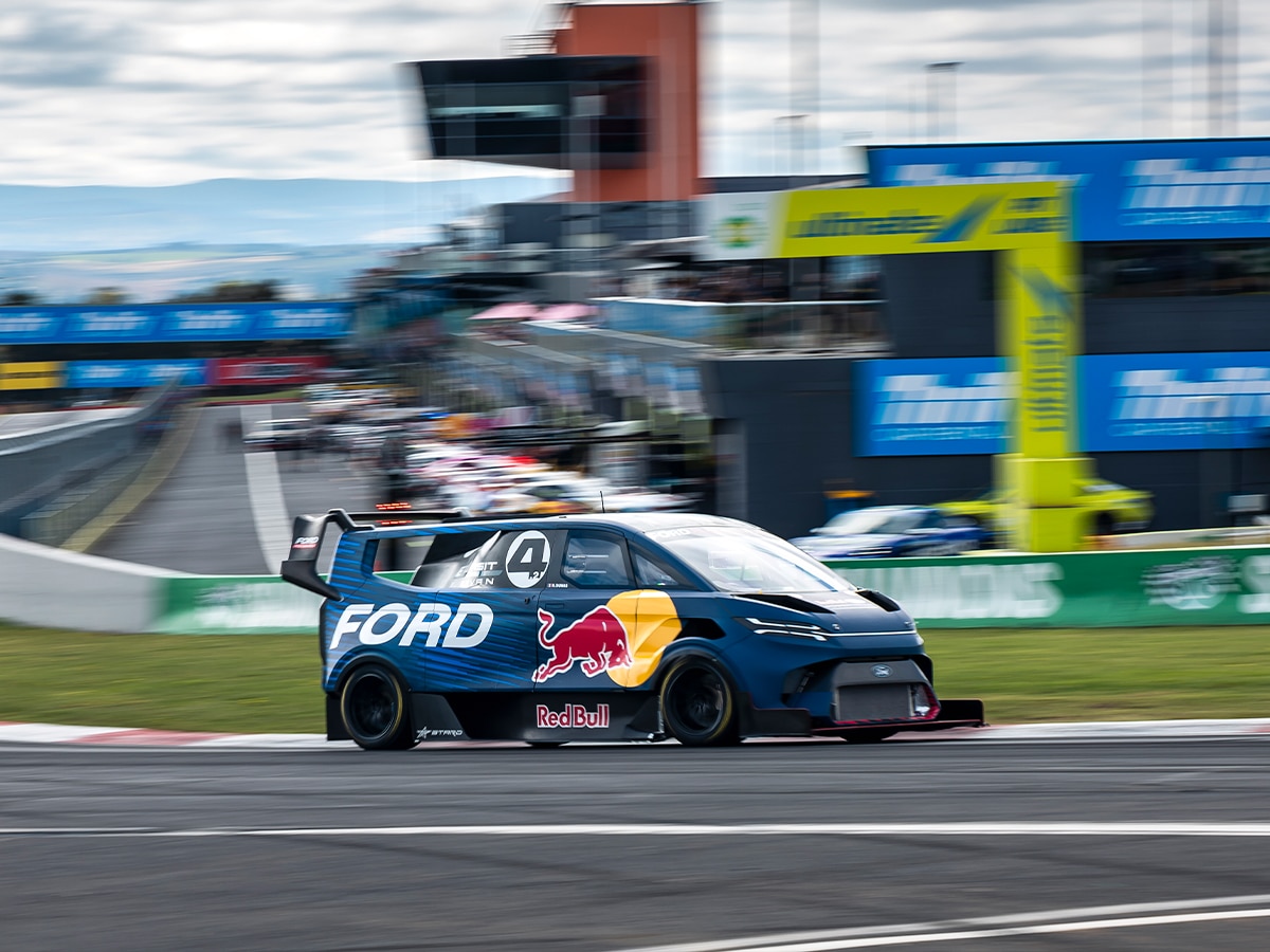 Ford SuperVan 4.2 becomes fastest closed-wheel vehicle to lap Mount Panorama | Image: Ford Australia