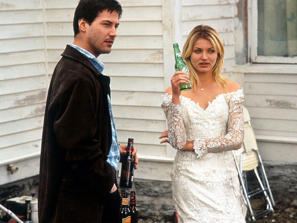 Keanu Reeves and Cameron Diaz having beers in a scene from 'Feeling Minnesota' | Image: Fine Line Features/Getty Images