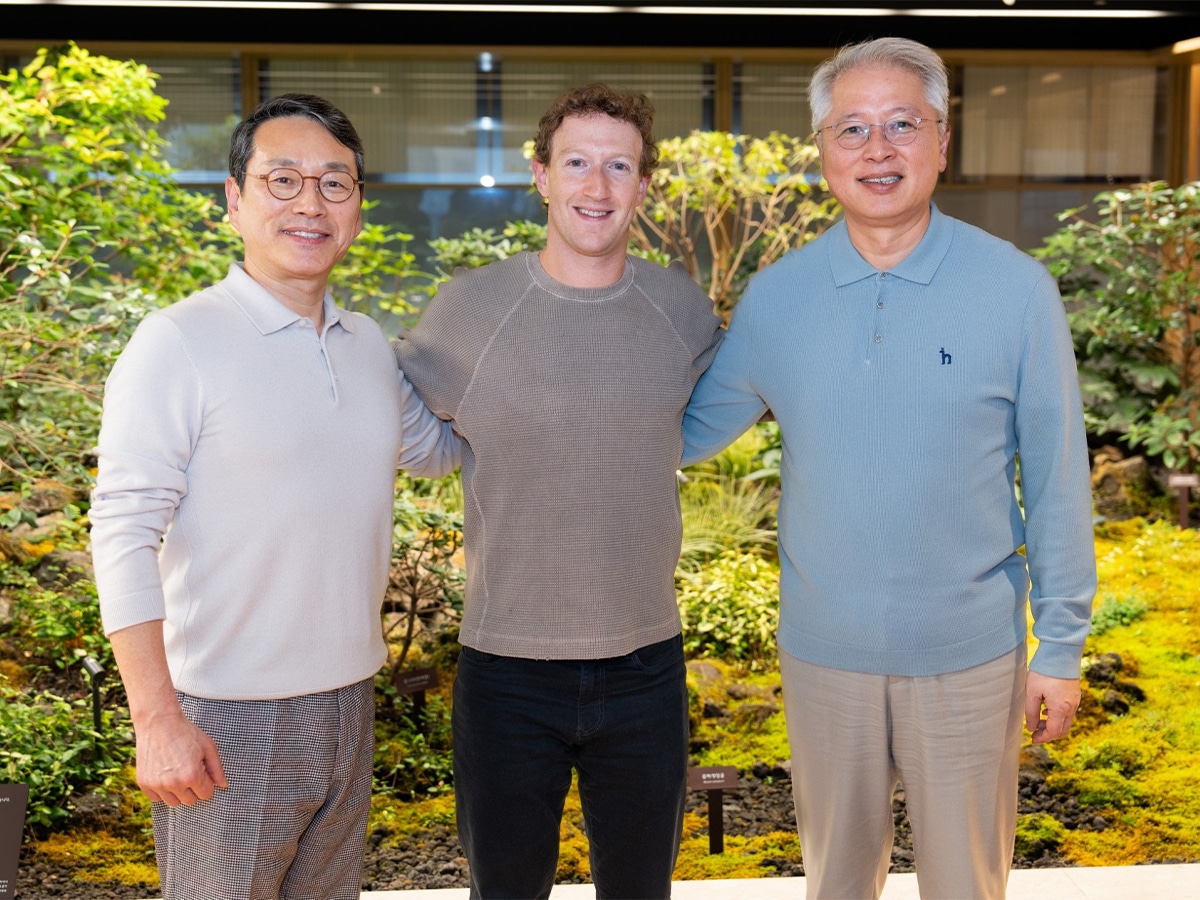 LG CEO William Cho (L), Meta CEO Mark Zuckerberg (M) and LG president of the Home Entertainment Company Park Hyoung-sei (R) in Yeouido, Seoul | Image: Suppled