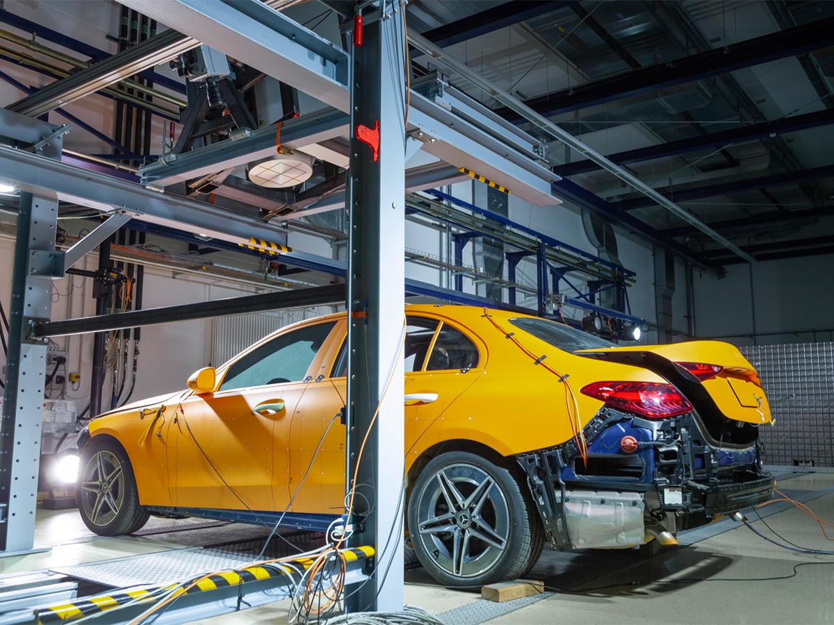 Mercedes-Benz teams with the Fraunhofer-Institute for High-Speed crash test | Image: Mercedes-Benz