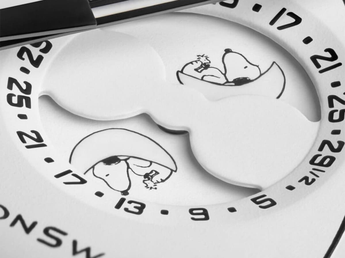 Omega x moonswatch snoopy dial details 3