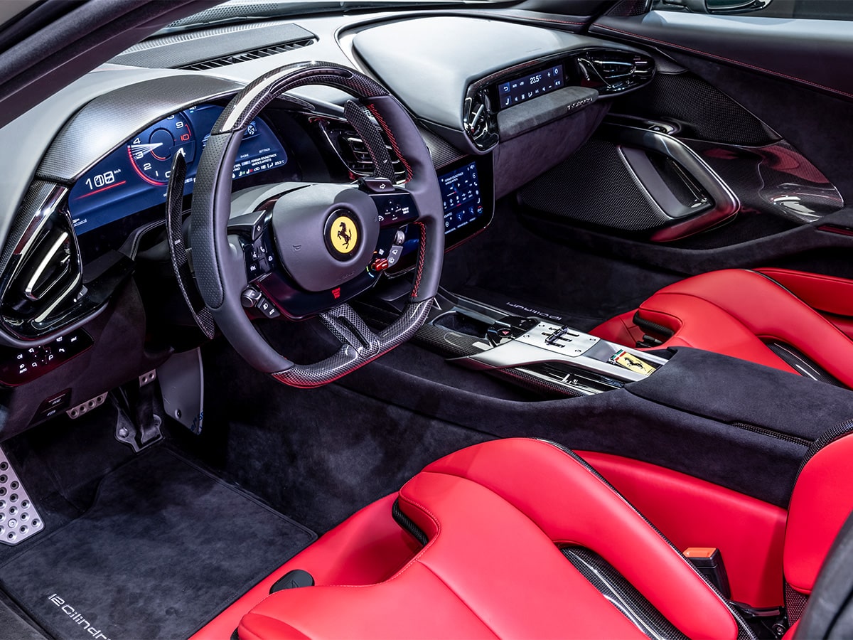 Ferrari 12cilindri interior