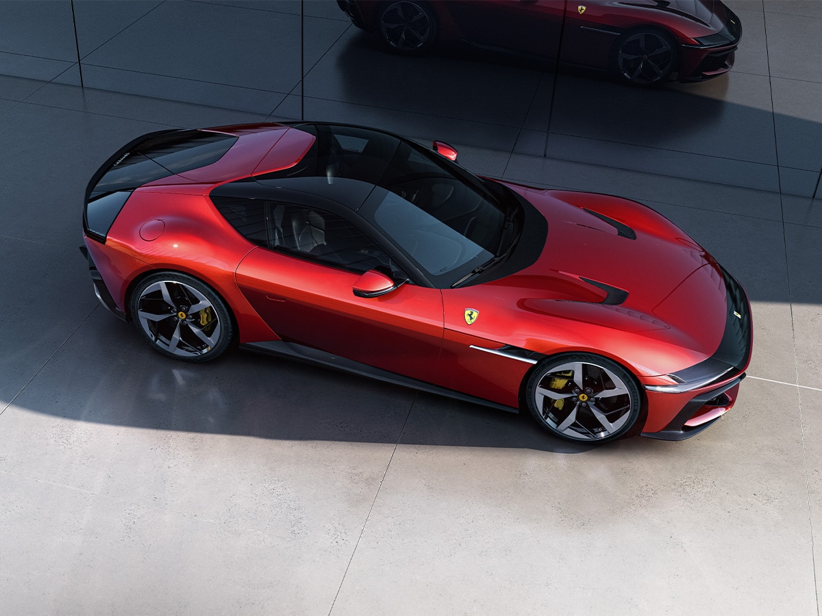 Ferrari 12 silindirli yukarıdan aşağıya