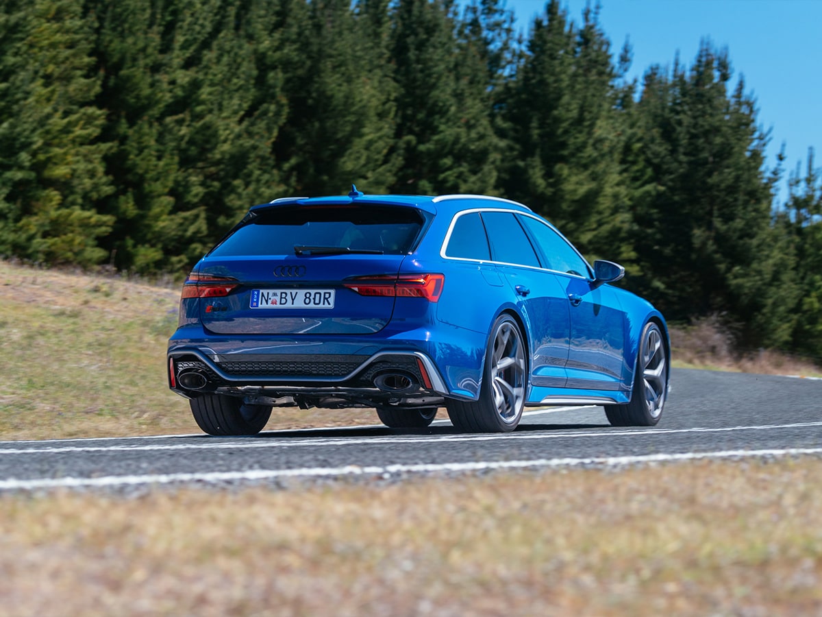 Audi rs 6 avant performance on road driving 2