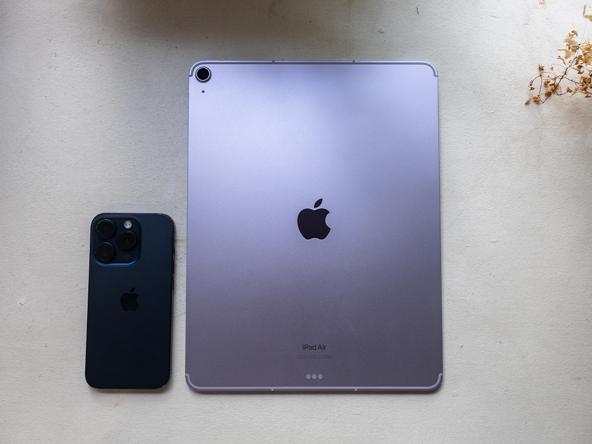 Ipad air 13 inch size compared to iphoen 15 pro