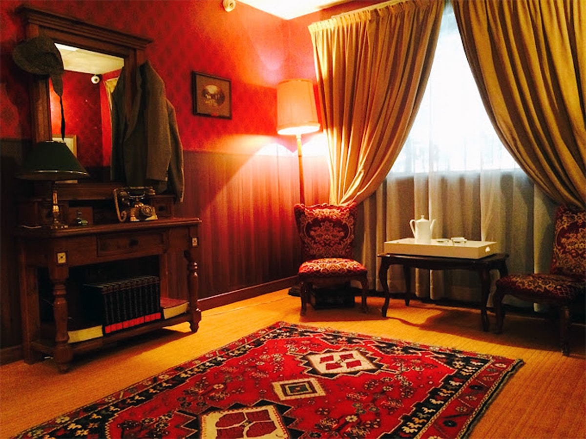 Social escape rooms