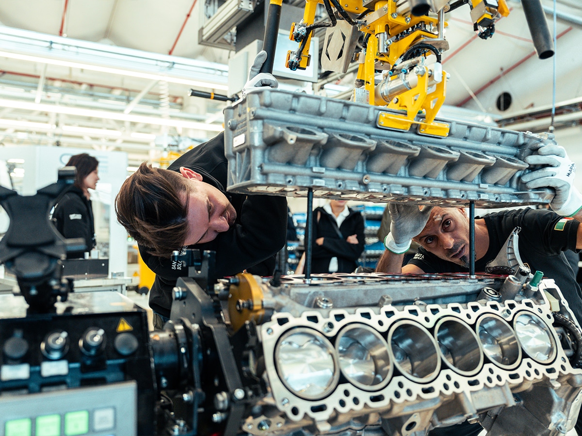 Building a lamborghini revuelto v12 engine putting the heads on