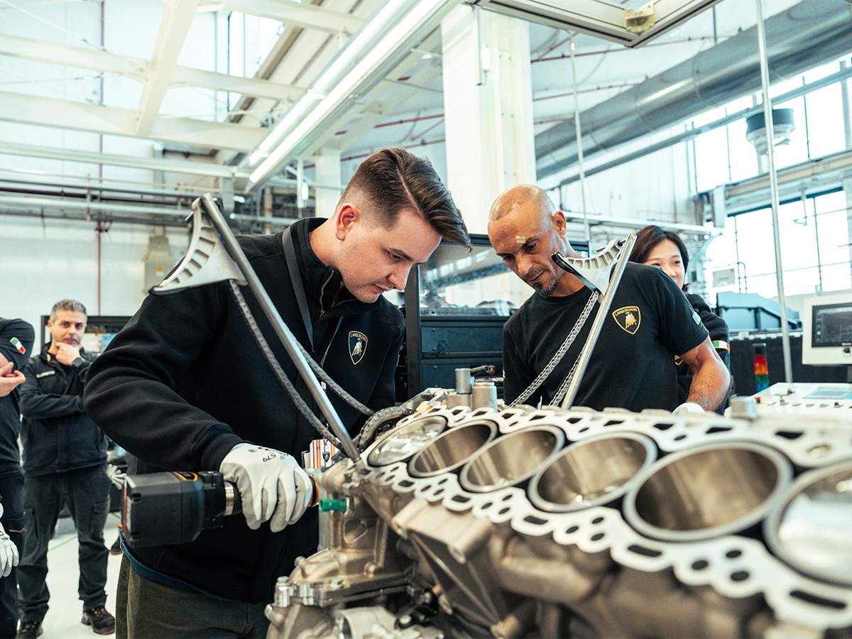 Building a lamborghini revuelto v12 engine torquing up the timing chain