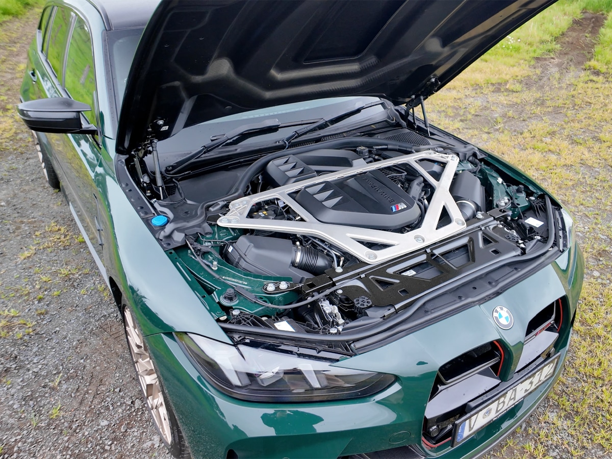 M3 cs touring engine bay