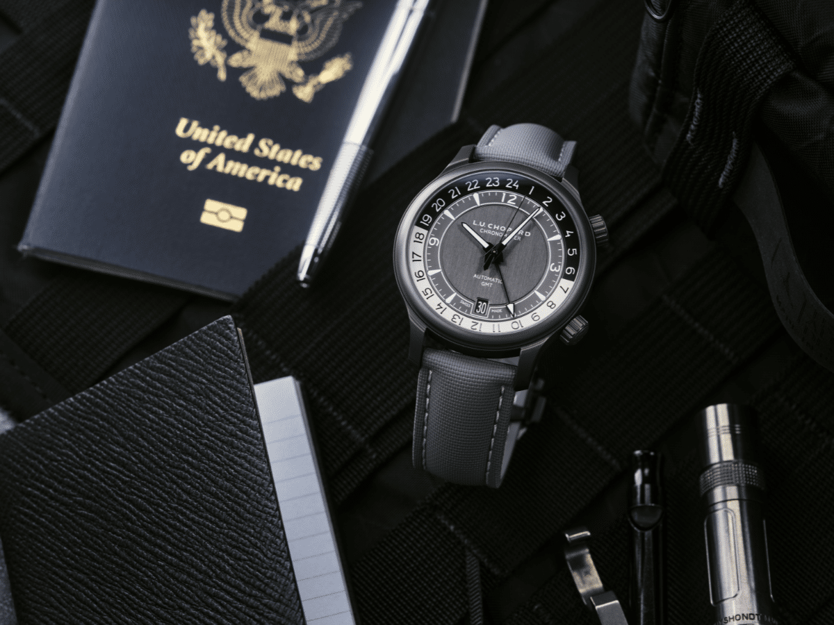 Loop-Less Hydroflex ™ strap in dark matter | Image: Artem belt