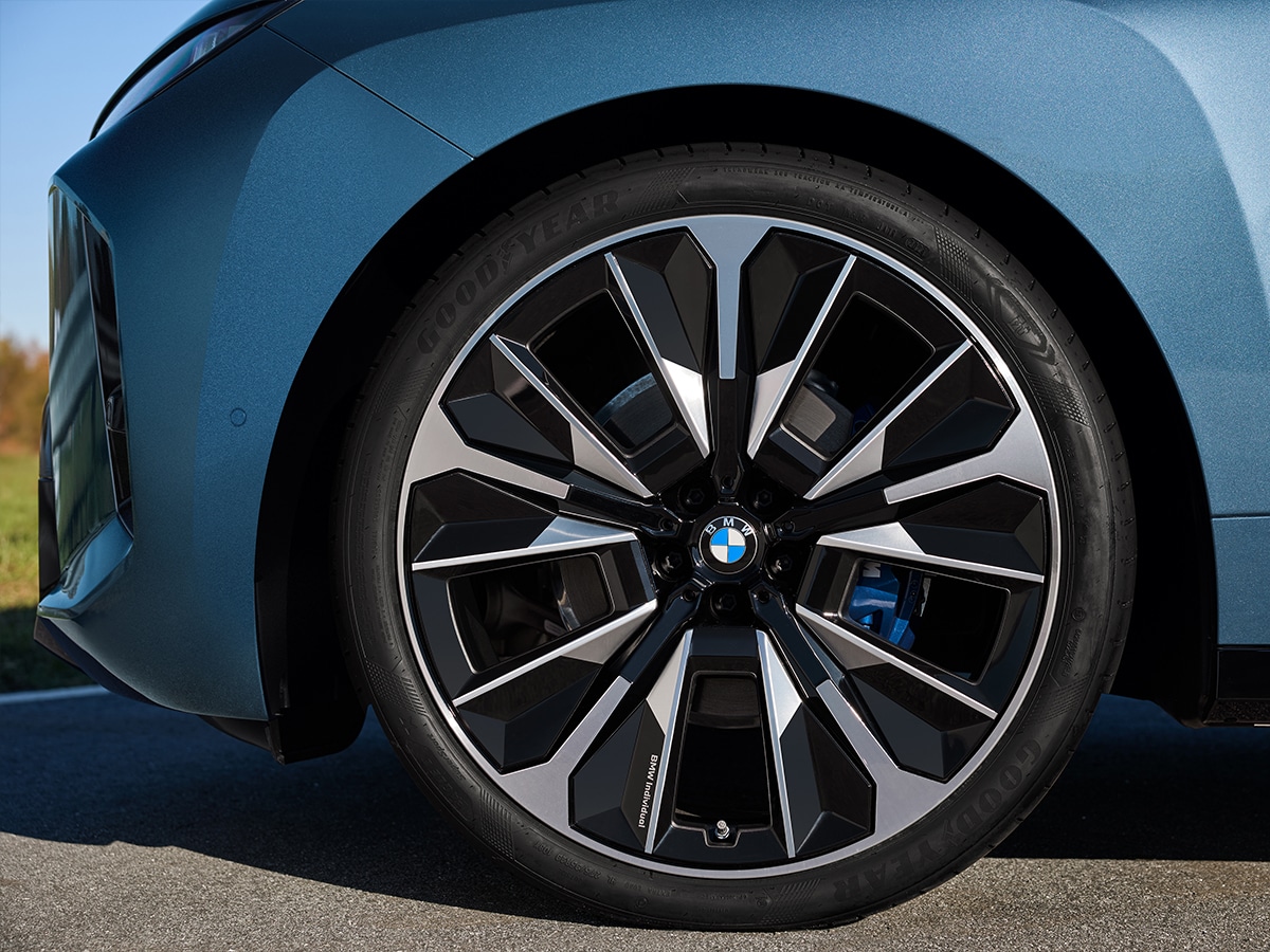 Bmw ix front wheel