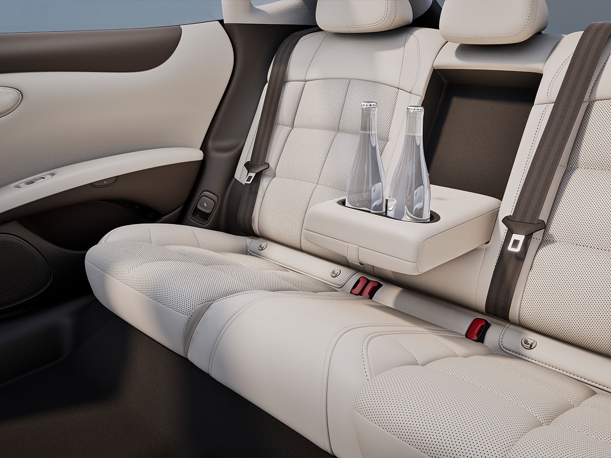 Im5 interior rear seats with armrest folded down