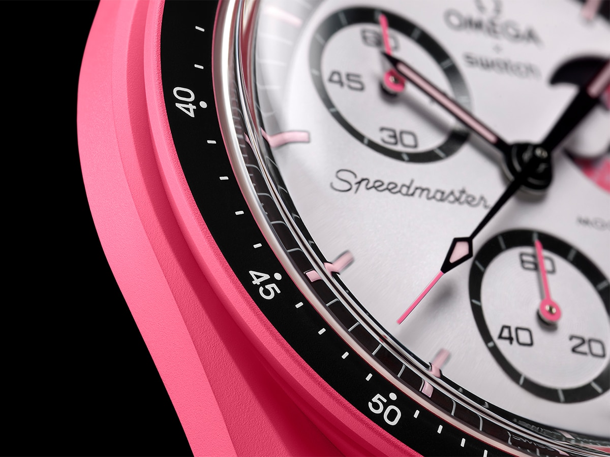 Mission to the pink moonphase bezel details
