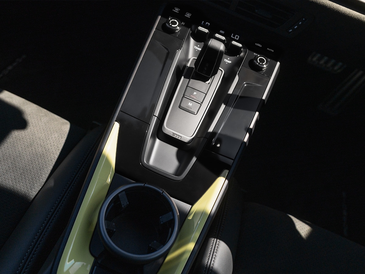 Porsche 911 carrera 4 gts centre console and cup holder