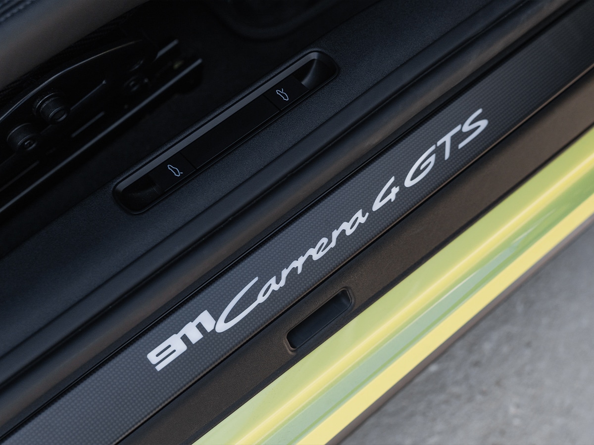 Porsche 911 carrera 4 gts sill logo