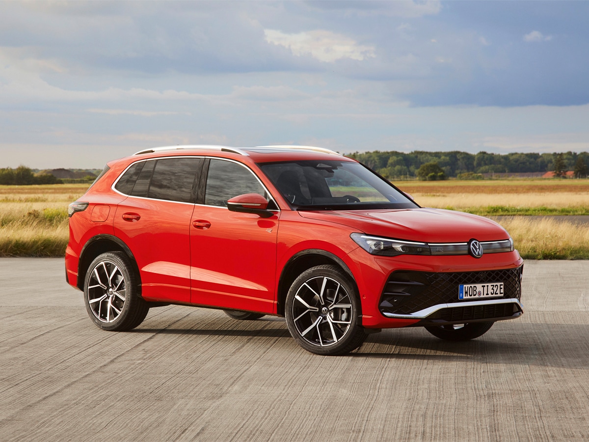 2025 vw tiguan r line front three quarter
