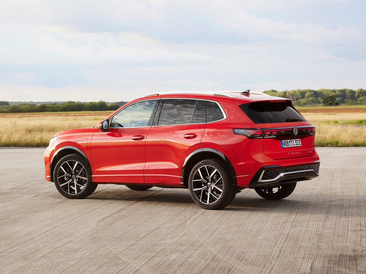 2025 vw tiguan r line rear three quarter