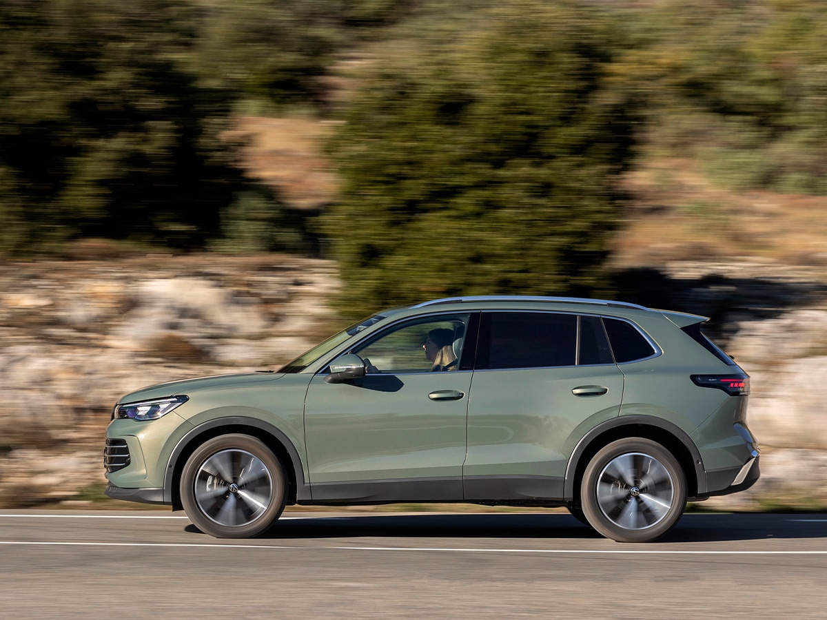 2025 vw tiguan side profile on road