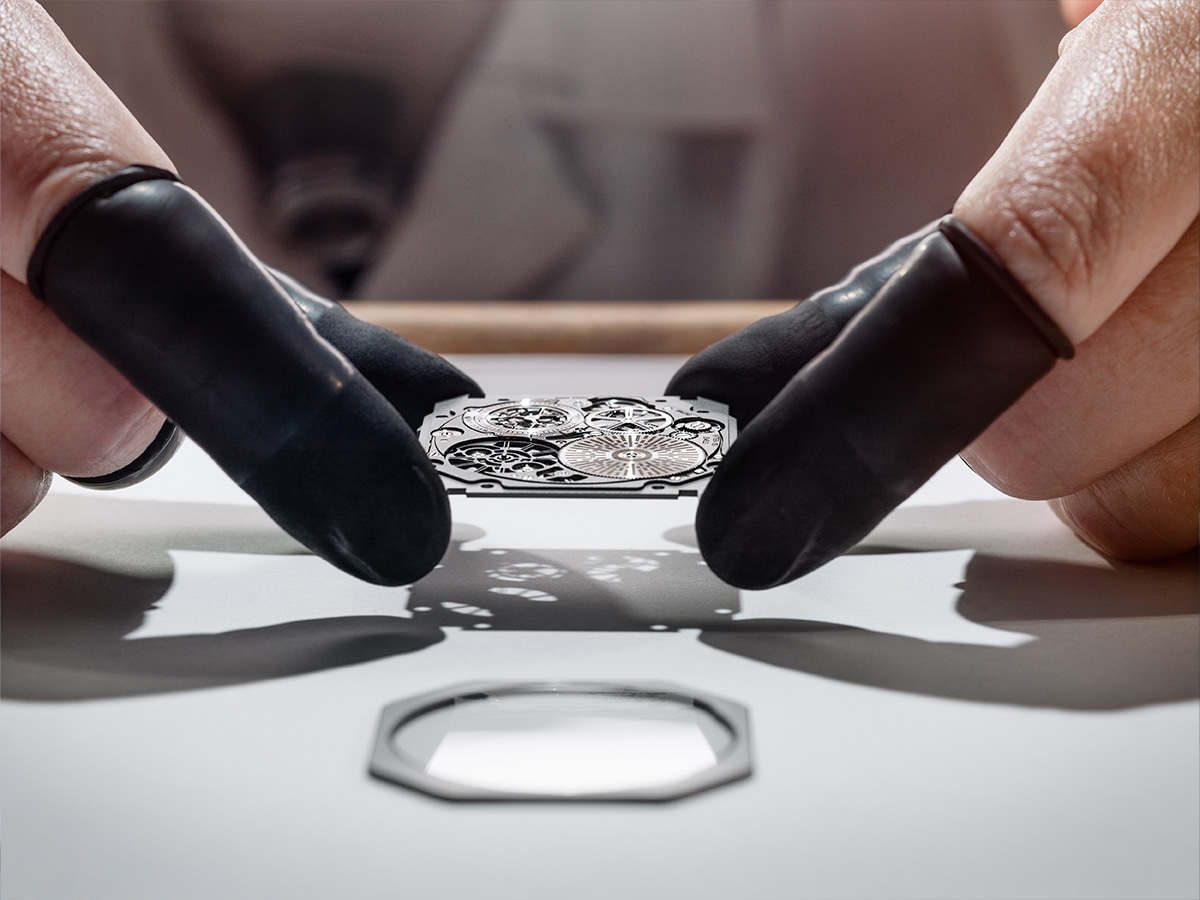 Bvlgari octo finissimo ultra tourbillon placing movement in case