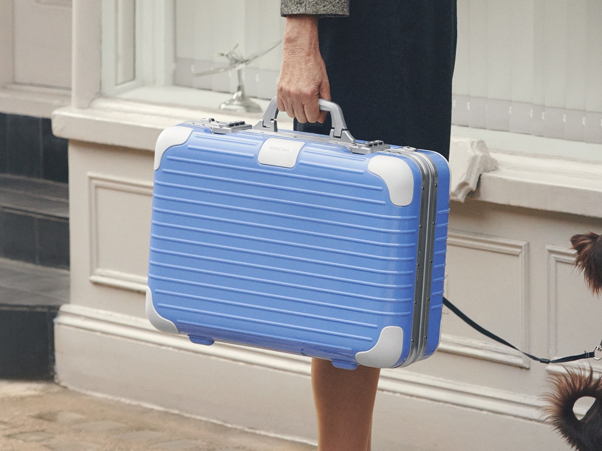 Rimowa holiday case in blue in hand 2