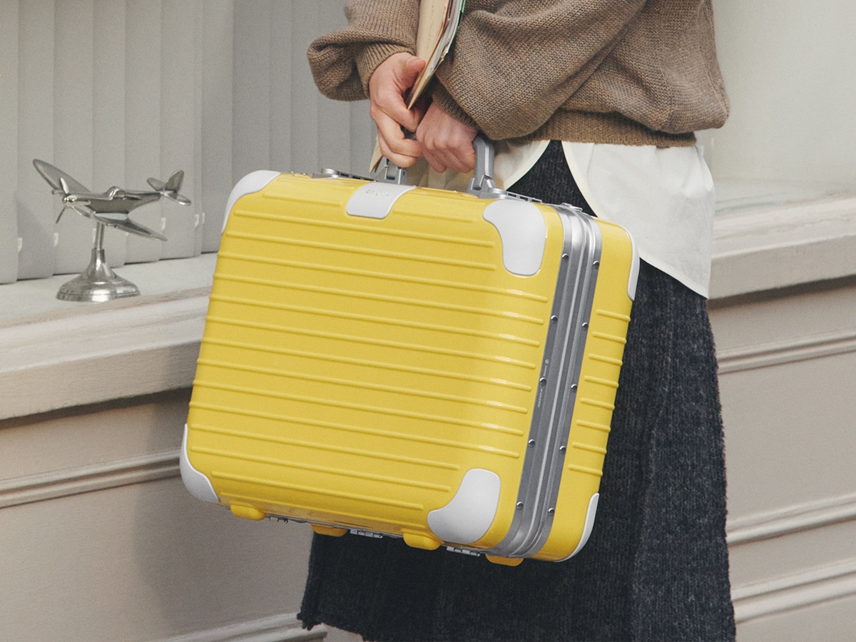 Rimowa holiday case in yellow in hand