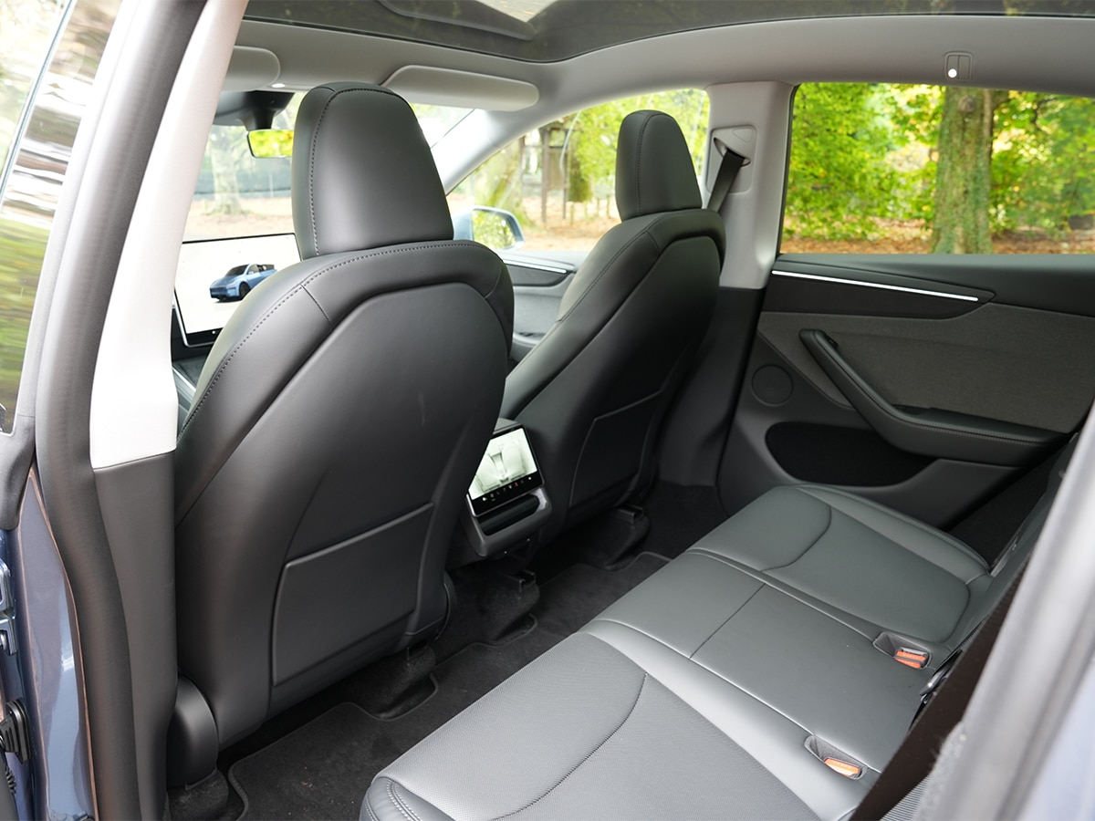 2025 tesla model y second row
