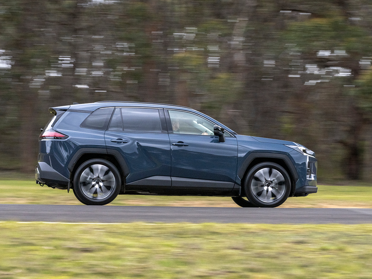 2026 toyota rav4 xse side on