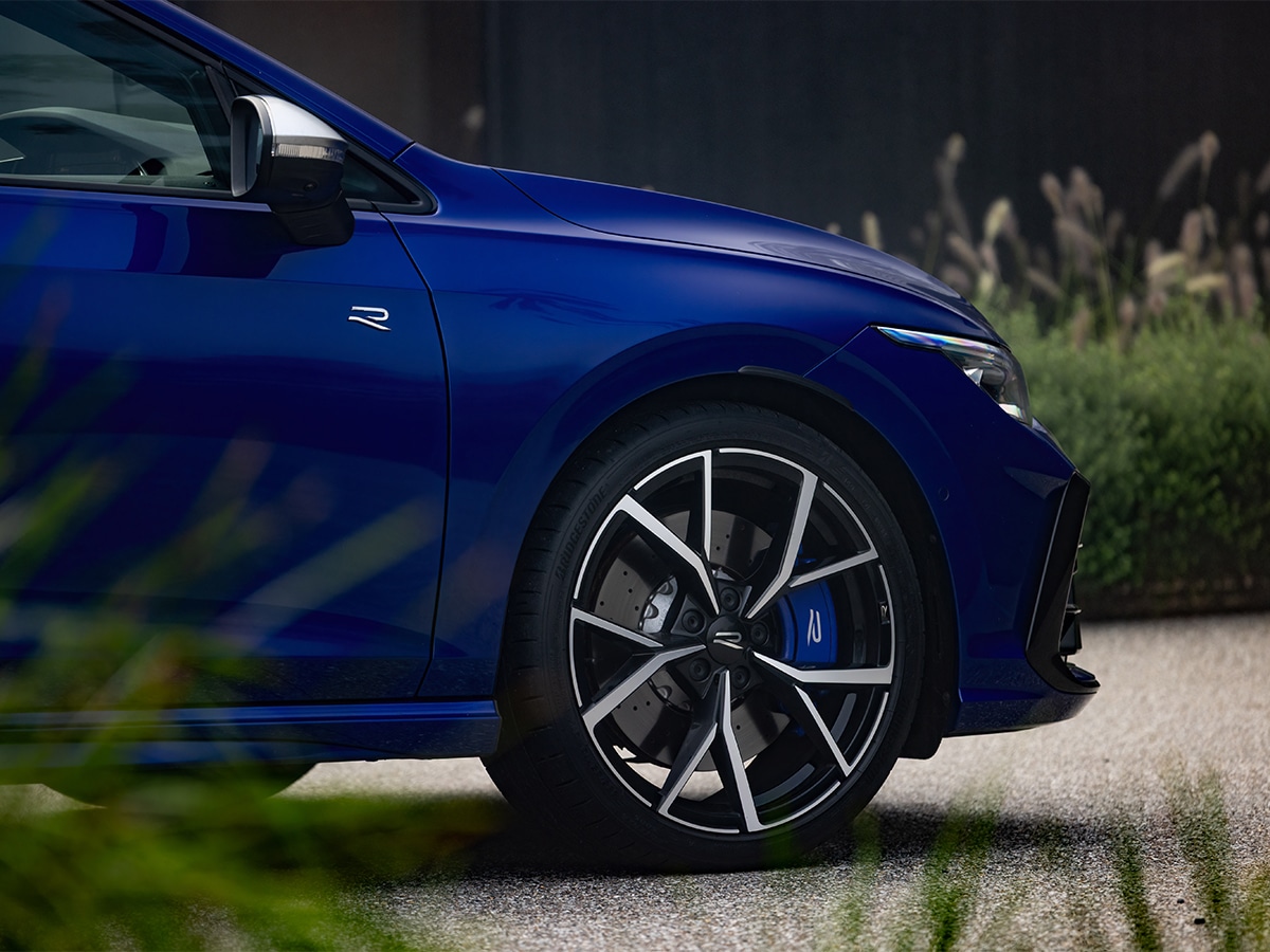 2025 golf r in lapiz blue front wheel